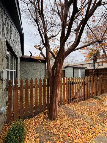 Building Photo - 4902 W Mockingbird Ln