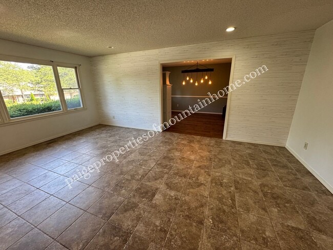 Building Photo - Stylish 3-Bedroom Home with Beautiful Kitc...