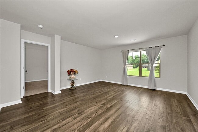 Building Photo - 4 Bedroom, 2 Bath