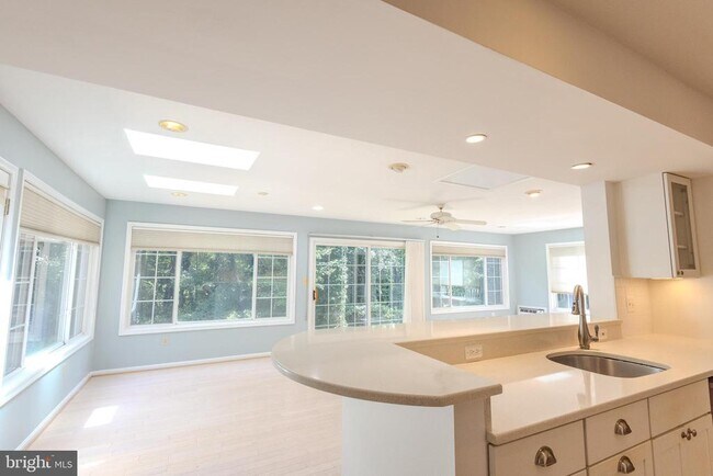 Building Photo - 6431 Brentford Dr