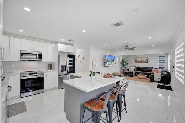 Building Photo - 6740 Custer St