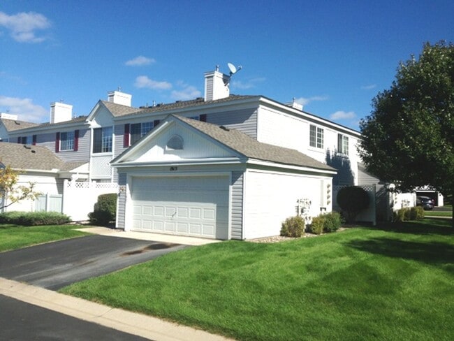 Building Photo - Updated 2 Br / 2 Ba End Unit TH w/ 2-Car G...