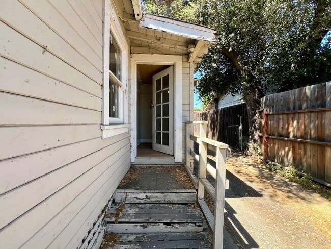 Building Photo - 362 S Willard Ave