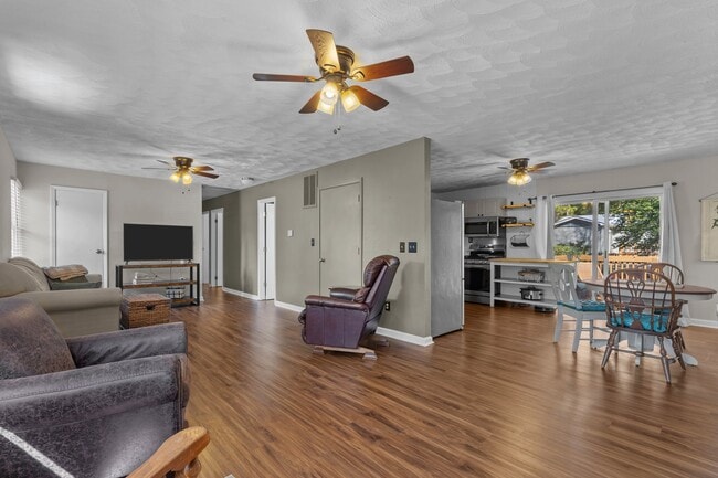 Building Photo - 620 E New England Ave