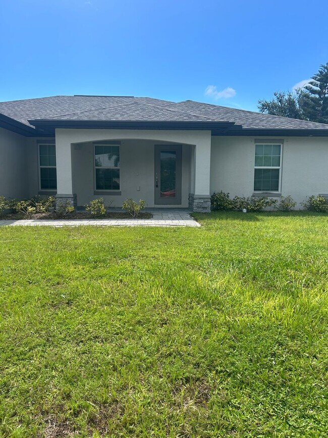 Building Photo - 4 Bedrooms 2 Baths Single-Family Fenced Ho...