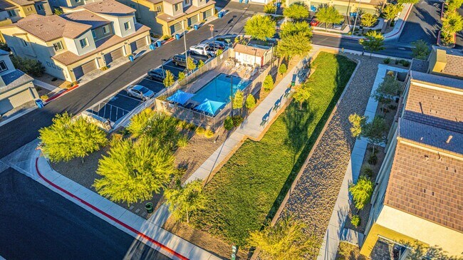 Building Photo - Like-new home with modern finishes and ope...