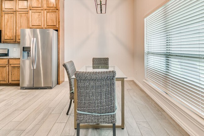 Building Photo - 3 Bed, 2 Bath Home with Bonus Office and  ...