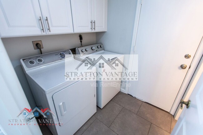 Building Photo - 310 E Bluebell Ln