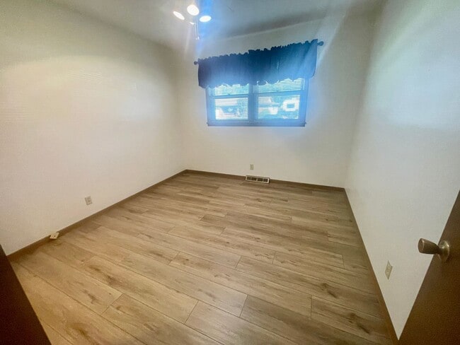 Building Photo - 3269 N Weller Ave