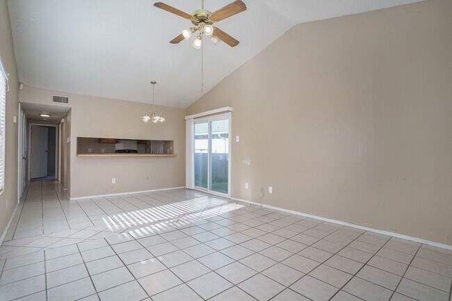 Building Photo - Charming 3-1-1 in S Dallas