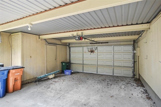 Building Photo - 6635 Valleyside Rd