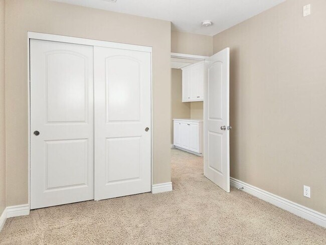 Building Photo - 112 Hedge Bloom