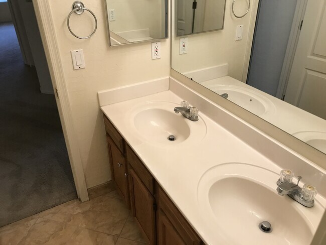 Building Photo - Gilbert Home - 5 Bed + Den & 2.75 Bath with Beautiful Pebble Teck Pool