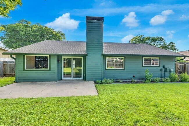 Building Photo - Beautiful 3/2 near Domain