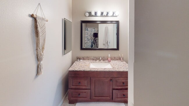 Building Photo - 3 bed, 2.5 Bath Townhome Near Cal Poly!