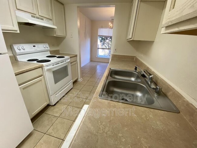 Building Photo - 53 Maple Dr