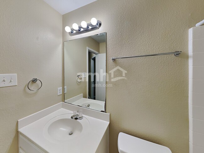 Building Photo - 106 Logan Ln