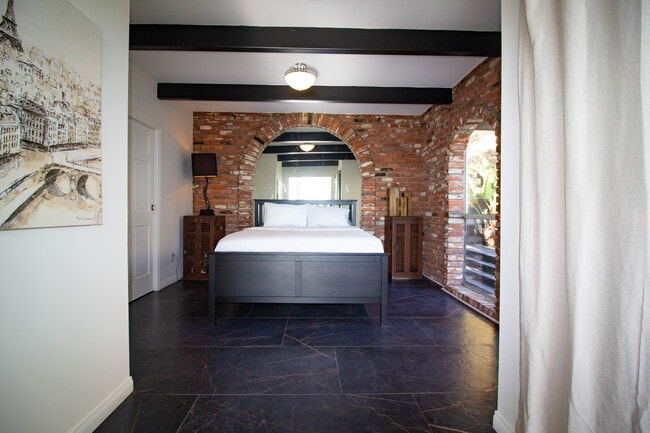 Building Photo - 2144 Sunset Plaza Dr