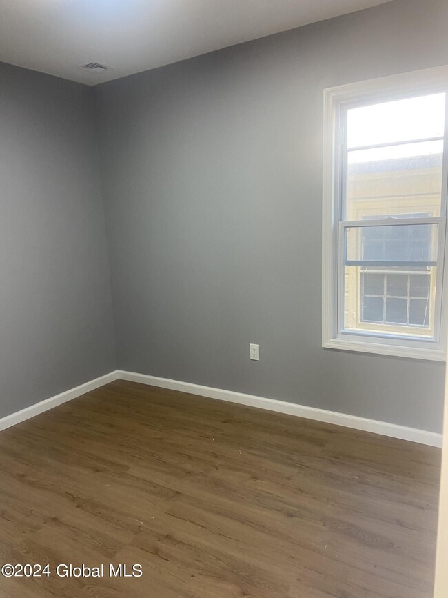 Building Photo - 533 Paige St