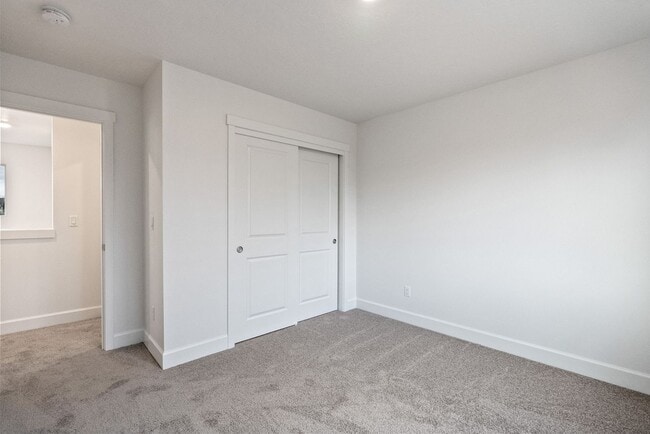 Building Photo - 4 bedroom home in desirable neighborhood