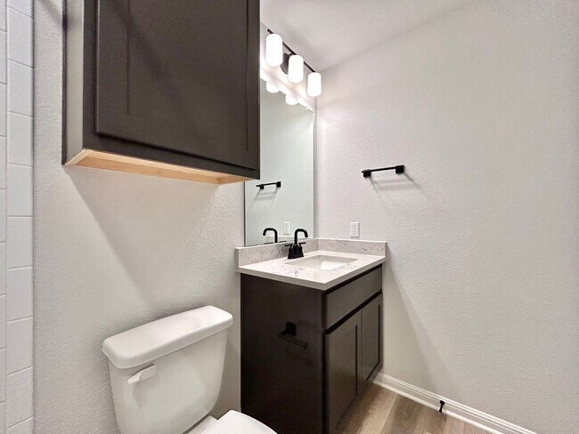 Building Photo - Spacious 3/BR 2.5/BA Home with Modern Fini...