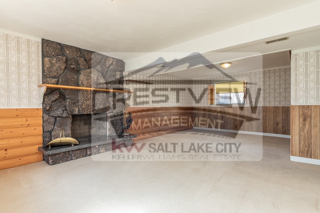 Building Photo - Charming East Sandy Home in a Prime Location