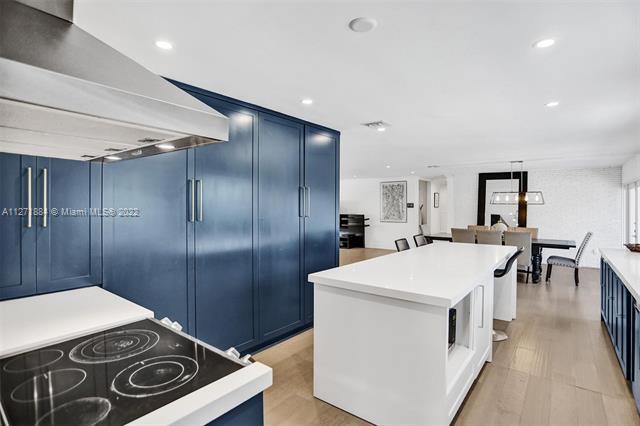 Building Photo - 8370 N Kendall Dr