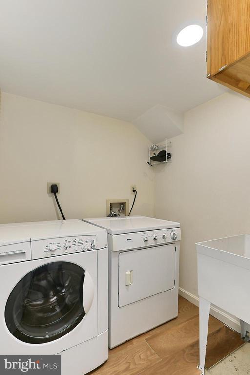 Building Photo - 4021 Lake Glen Rd