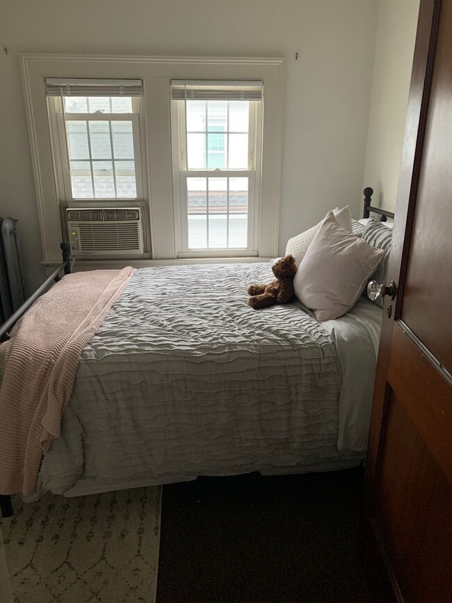 Building Photo - One Bedroom Apartment on third floor.........