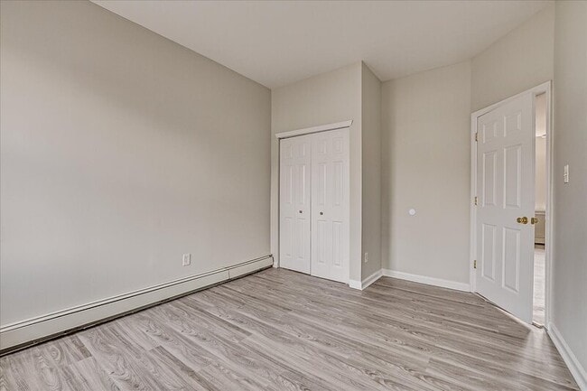 Building Photo - 422 Division St