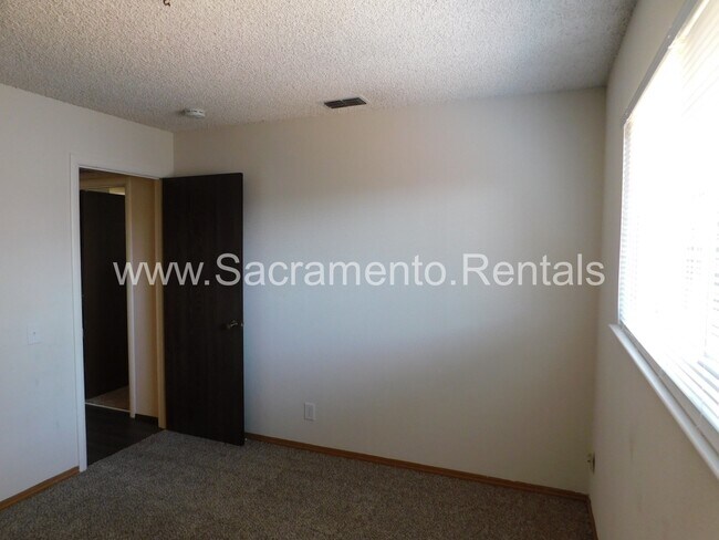Building Photo - Orangevale 2bd/1ba Duplex with Garage