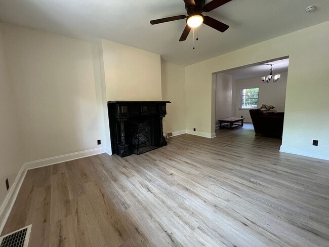 Building Photo - Stunning 4 bedroom 2.5 bathroom house  - B...