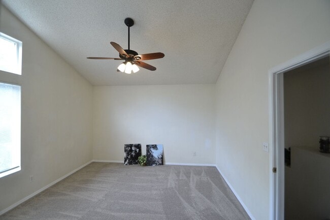 Building Photo - 815 Riverview Ln