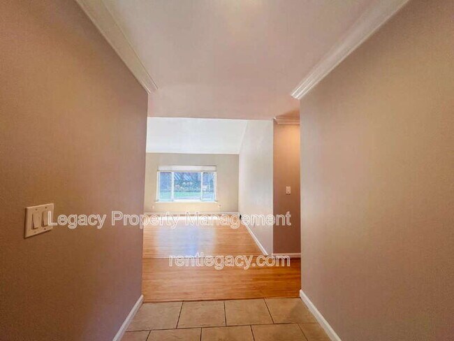 Building Photo - 1163 Gamay Dr