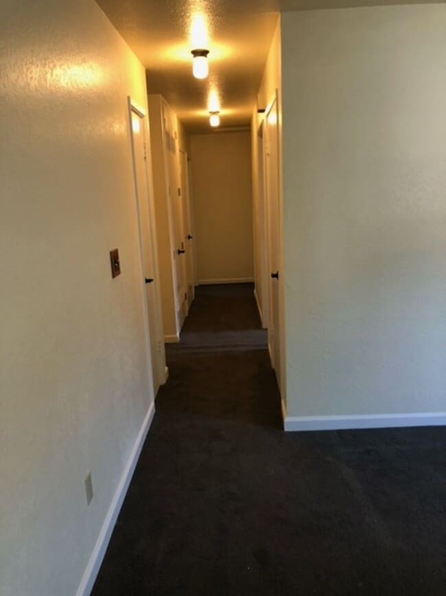 Building Photo - Charming Court Home Near Schools & Parks - Coming soon!