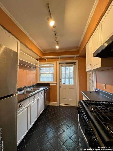 Building Photo - 308 E Rosewood Ave