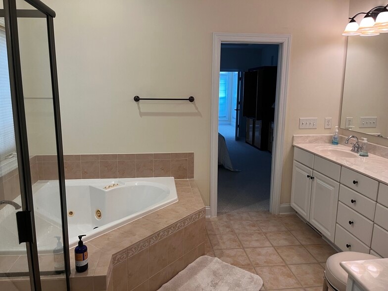 Building Photo - 1012 Bellenden Dr