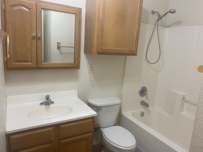 Building Photo - Affordable Elegance: 3 Bedroom Duplex in P...
