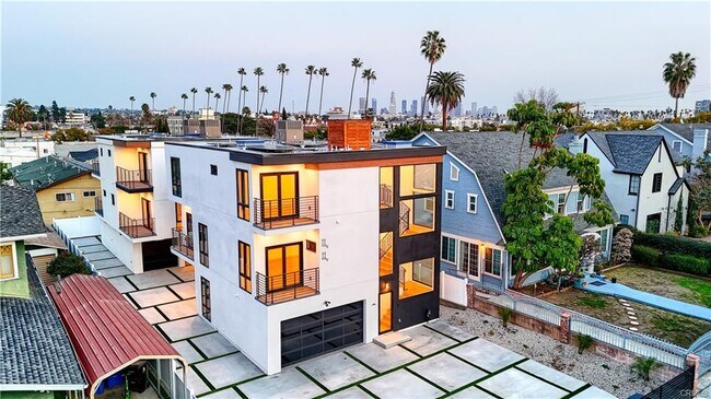 Building Photo - 616 N Mariposa Ave