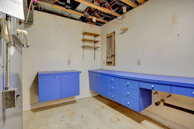 Building Photo - AMAZING SPACIOUS END UNIT TOWNHOUSE IN PRIME LOCATION