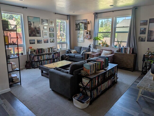 Building Photo - Newer contemporary home right downtown, al...