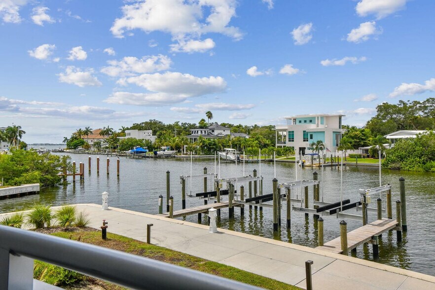 Building Photo - 1889 N Tamiami Trl
