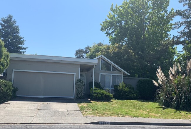 Primary Photo - Close to Everything 4 bedroom, 2 Bath Hous...