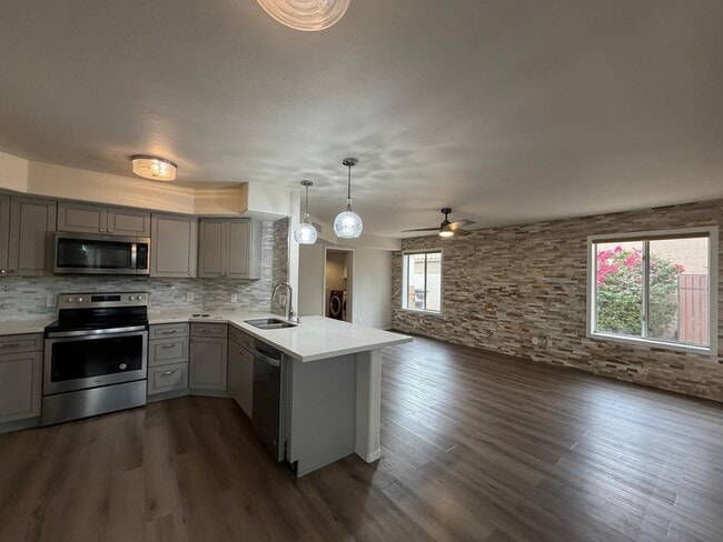 Building Photo - 902 S Surfside Dr