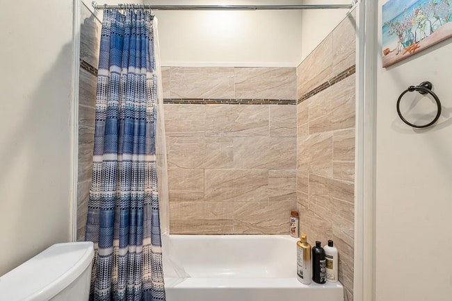 Building Photo - *Recently Updated 2BD/1BA Apartment availa...