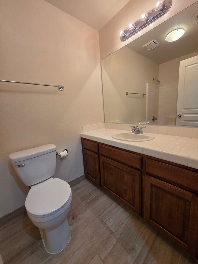 Building Photo - 3 bedroom 2 bathroom in NW Visalia!