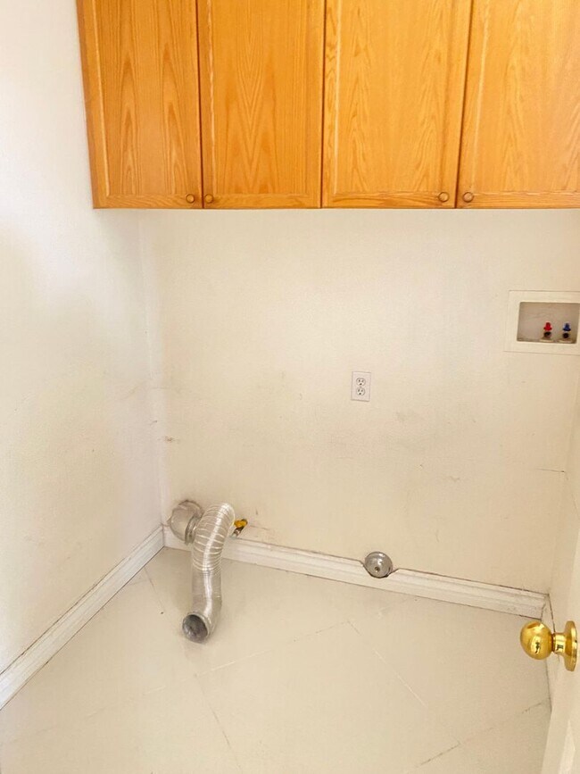 Building Photo - 3 bed, 2 1/2 bath home in desirable west Simi Valley gated community