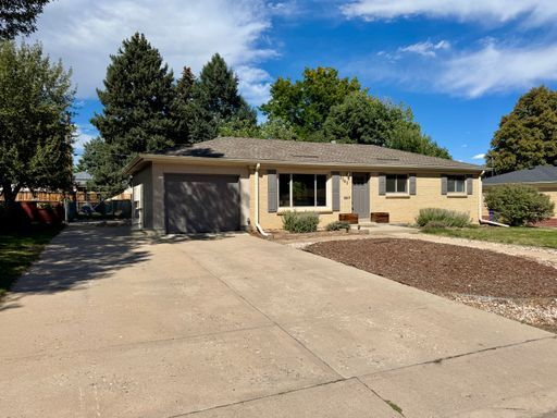 Building Photo - Large Single Family Home Available NOW!!