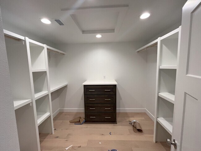 Building Photo - Beautiful, nearly-new 4 bedroom, 2 bath home on a cul-de-sac in the exclusive Lion's Gate neighbo...