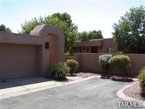 Building Photo - Attractive 3 Bed. 2 Ba. Townhome at Columbus & Ft. Lowell